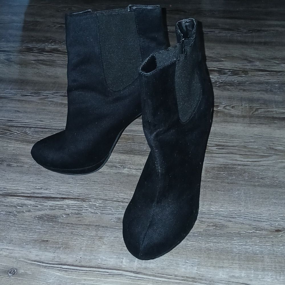 M by Michael Antonio black ankle heeled pull on boots  Sz 9 EUC